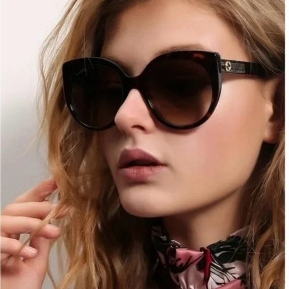 GUCCI CLASSIC AND TIMELESS HAVANA FRAMES WITH “GG” GOLD LOGO ON TEMPLES SUNNIES